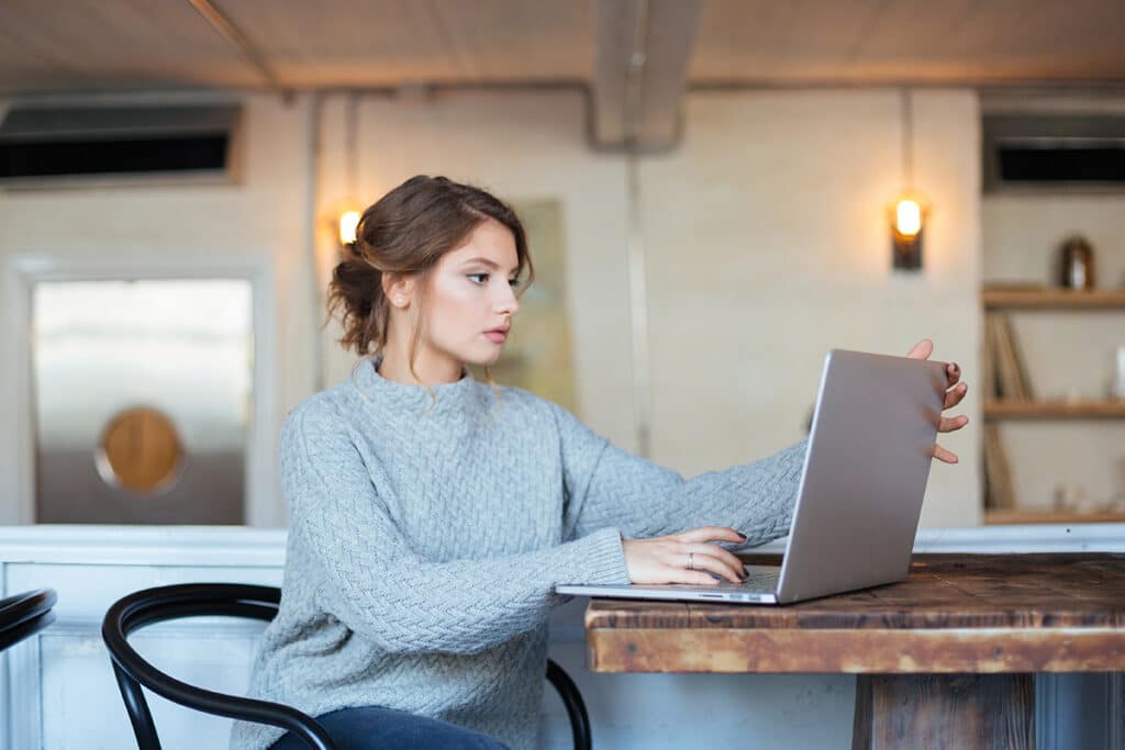 woman using laptop computer in cafe P4CNE4Q